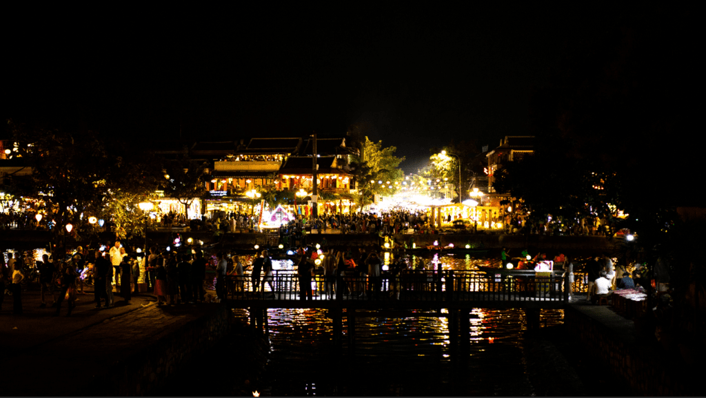 Hoi An vo Vietname ani po zotmení nezhasne.